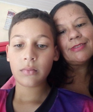 Vinícius, de 9 anos e a mãe Lucilene Clementino, de 46 anos, interagiram juntos em vídeo sobre o que Lucilene fazia em época de São João na infância. Foto: cortesia