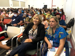 A coordenadora geral do Ensino Fundamental, Juliane Medeiros fala sobre o conhecimento adquirido no seminário para otimizar o aprendizado dos alunos da rede. Foto: Cortesia