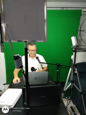 Professor Emanuel Tenório em estúdio improvisado em casa para dar aulas. Foto: arquivo pessoal