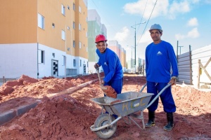 Luiz Henrique e Luiz Silva ajudam na realização de sonhos ao trabalhar na obra. Foto: Juliete Santos / Secom Maceió