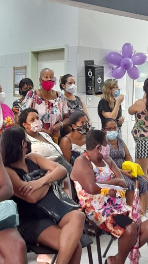 Usuárias tiram dúvidas sobre os tipos de violência contra a mulher. Foto: Pam Dique Estrada
