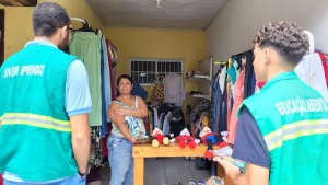 Educadores orientam sobre o descarte correto de resíduos. Foto: Ascom Sudes