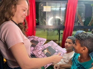 Entrega dos livros para os alunos. Foto: Karla Lima