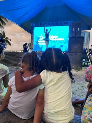 Alunos da rede assistindo apresentação de Ballet. Foto: Karla Lima