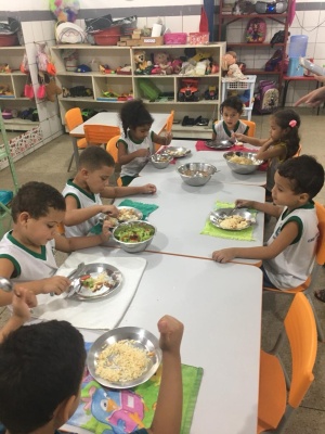 Montagem dos pratos durante a merenda torna o aluno autônomo com a escolha dos alimentos. Foto: cortesia