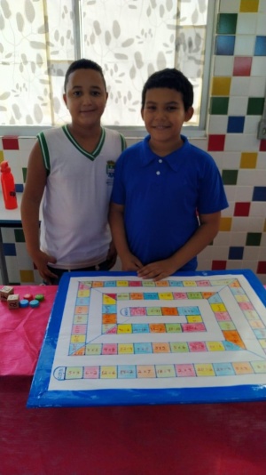 Alunos Tannenwicktor e Jonathan Ryan expuseram jogo didático construído na oficina. Foto: cortesia