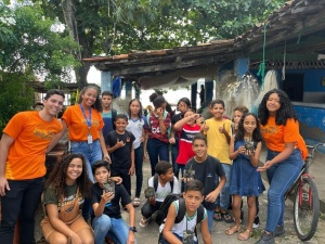 Estudantes conhecem o funcionamento do Ecoboat. Foto: Ascom ALURB