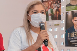 Responsável técnica orienta que população fique atenta aos sintomas da tuberculose. Foto: Ascom SMS