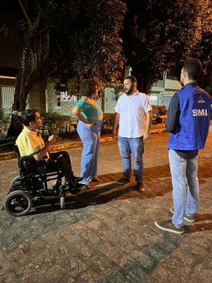 Gutenberg Melo vistoria iluminação no Conjunto Rosane Collor. Foto: Ascom Ilumina