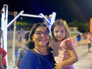 A psicóloga Soraya e a neta Maria Cecília foram conhecer a Vila Encantada já no primeiro dia. Foto: Vinícius Rocha/ Ascom ilumina
