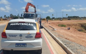 Equipes fiscalizam obras na rede de iluminação da Avenida Marília Medonça. Foto: Cortesia/Gutenberg de Melo