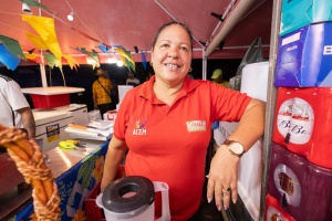Cirlene Maria aproveita o evento para compor a renda. Foto: Victor Vercant / Secom Maceió