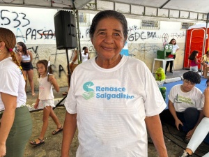 Glória, que trabalha na Prefeitura de Maceió, ficou feliz em acompanhar a ação no bairro onde reside. Foto: Alexandre Vieira/Ascom Alurb