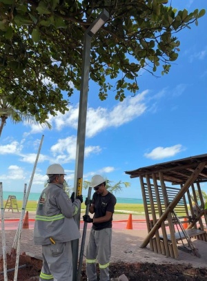 Postes do tipo girafa com luminárias em LED serão instalados ao lado de pontos de ônibus da capital. Foto: Neto Melo/ Ascom Ilumina