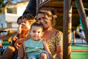 Neide Mendes com uma das crianças da qual ela é babá no colo. Foto: Diogo Canuto/Secom Maceió
