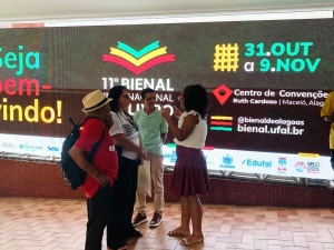 Professora Rosa Correia dialogando com estudandes da EJAI. Foto: Karoline Naeyli/ Ascom Semed