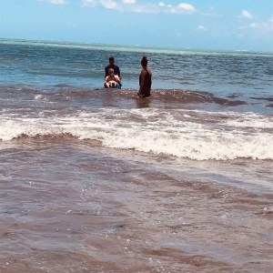 Elza acompanhando o pai Augusto Reis no banho de mar. Foto: Semesp