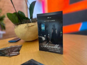 Título "Assoalho" no estande da Semed, na Bienal. Foto: Bia Rodrigues/ Ascom Semed