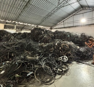 Fios permaneciam presos aos postes mesmo sem qualquer utilização. Foto: Seminfra