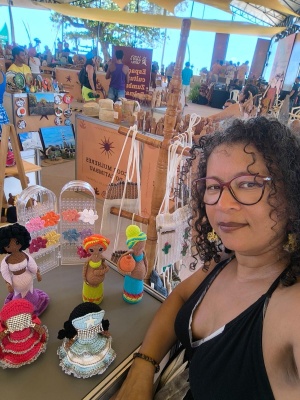 Artesã e ex-economia solidária expondo no Vamos Subir a Serra. Foto: Acervo Pessoal