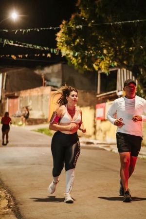 Betânia e Felipe correndo pelas ruas da região de Fernão Velho. (Foto: Mariel Matias - Secom Prefeitura de Maceió)