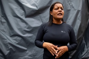 "Com a lona, estou me sentindo mais segura", diz moradora da Grota da Alegria. Foto: Alisson Frazão/Secom Maceió
