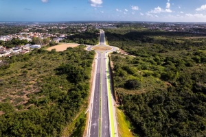Além das pistas com sete metros de largura, a nova via conta com ciclovia, calçadas para caminhadas, iluminação em LED e áreas vegetadas ao longo de todo o percurso. Foto Felipe Sóstenes/Secom Maceió