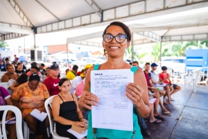 Ivaneide dos Santos vai deixar a casa que estava com risco de desabamento. Foto: Jonathan Lins (Secom Maceió)
