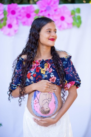 Gestante pinta barriga e faz sessão de fotos. Foto: Juliete Santos/Secom Maceió