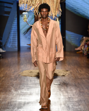 Desfile levou moda contemporânea para a passarela. Foto: Zé Takahashi