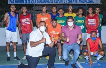 Rui Palmeira entrega revitalização de praça em Cruz das Almas