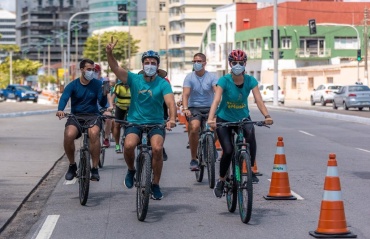 Prefeitura de Maceió entrega ciclofaixa para funcionar aos domingos na orla marítima