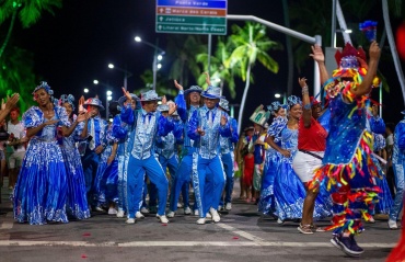 Escolas de samba levam brilho, alegria e muita arte para orla de Maceió