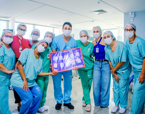 Mães de bebês prematuros homenageiam equipe da UTI Neonatal do Hospital da Cidade