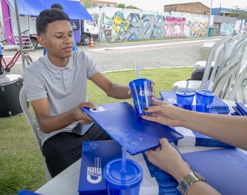 Bate-Papo na praça beneficia jovens do Benedito Bentes com orientações para o primeiro emprego
