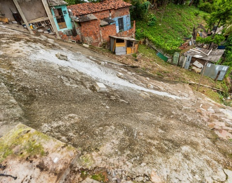 Obra pioneira de contenção definitiva de encosta elimina área de risco no Jacintinho