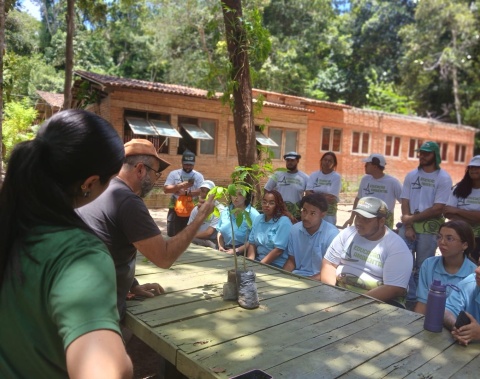 Educadores ambientais da Alurb recebem capacitação sobre plantio de árvores