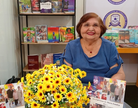 Aos 80 anos, participante do Serviço de Convivência lança primeiro livro na Bienal