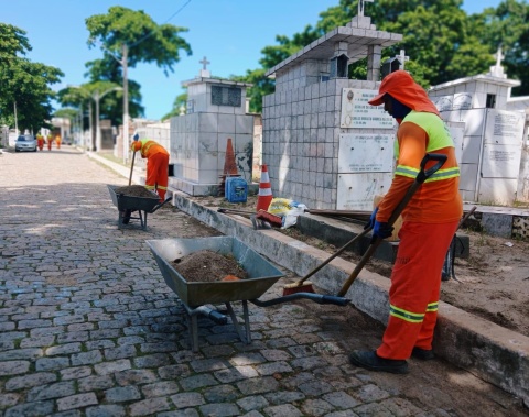 Cemitérios públicos de Maceió recebem mutirão de limpeza para manutenção dos espaços