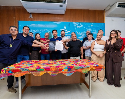 Prefeito Rodrigo Cunha sanciona pacote de leis que valoriza servidores de Maceió