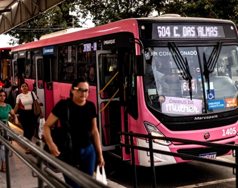 Ônibus da Mulher registra mais de 8 mil embarques na primeira semana de operação