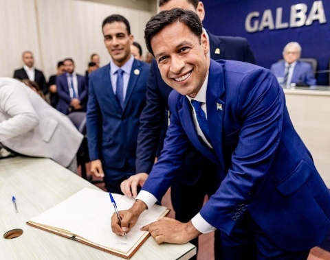 ”Nada vai parar. É hora de acelerar”, diz Rodrigo Cunha ao tomar posse como prefeito de Maceió