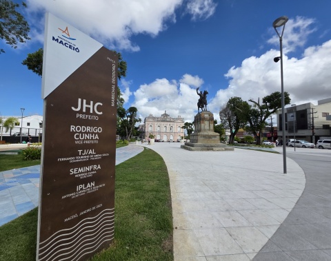 Revitalizada, Praça Marechal Deodoro atrai visitantes que destacam melhorias