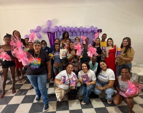Ação do Agosto Lilás orienta população em situação de rua sobre violência contra a mulher