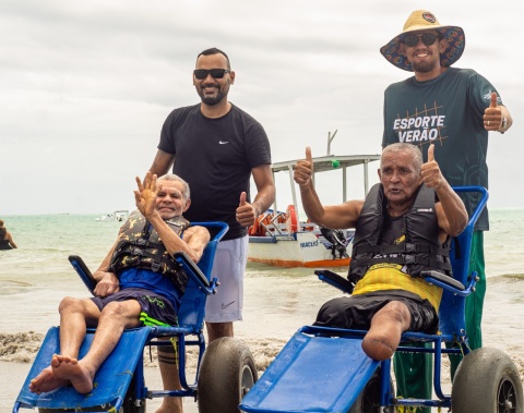 Usuários da Cidade da Pessoa Idosa participam dia de lazer na praia