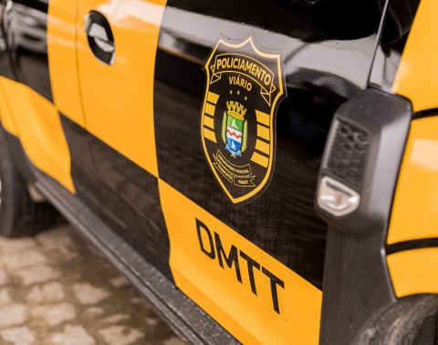Agentes do DMTT escoltam gestante em trabalho de parto durante patrulhamento