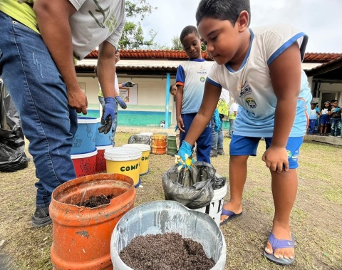 Alurb promove oficina de compostagem em escola rural de Maceió