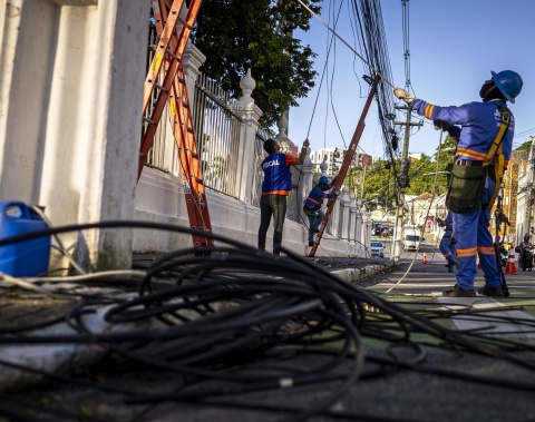 Projeto Poste Limpo completa um ano com mais de 200 toneladas de fios retiradas em Maceió