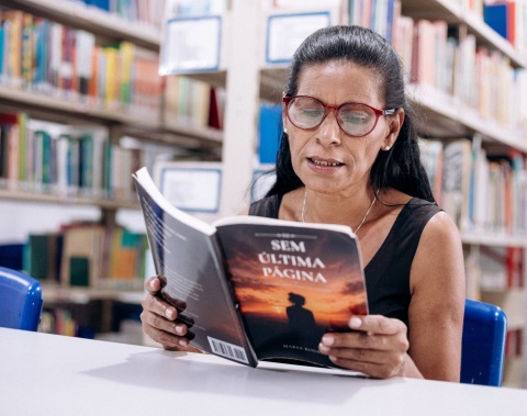 Estudante da Educação de Jovens e Adultos transforma sonho de infância ao publicar primeiro livro