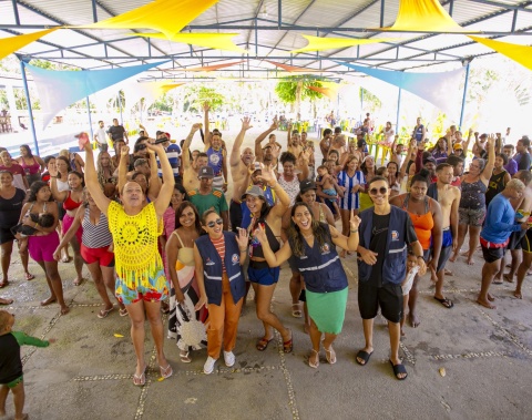 Pessoas em situação de rua participam de dia de lazer em parque aquático